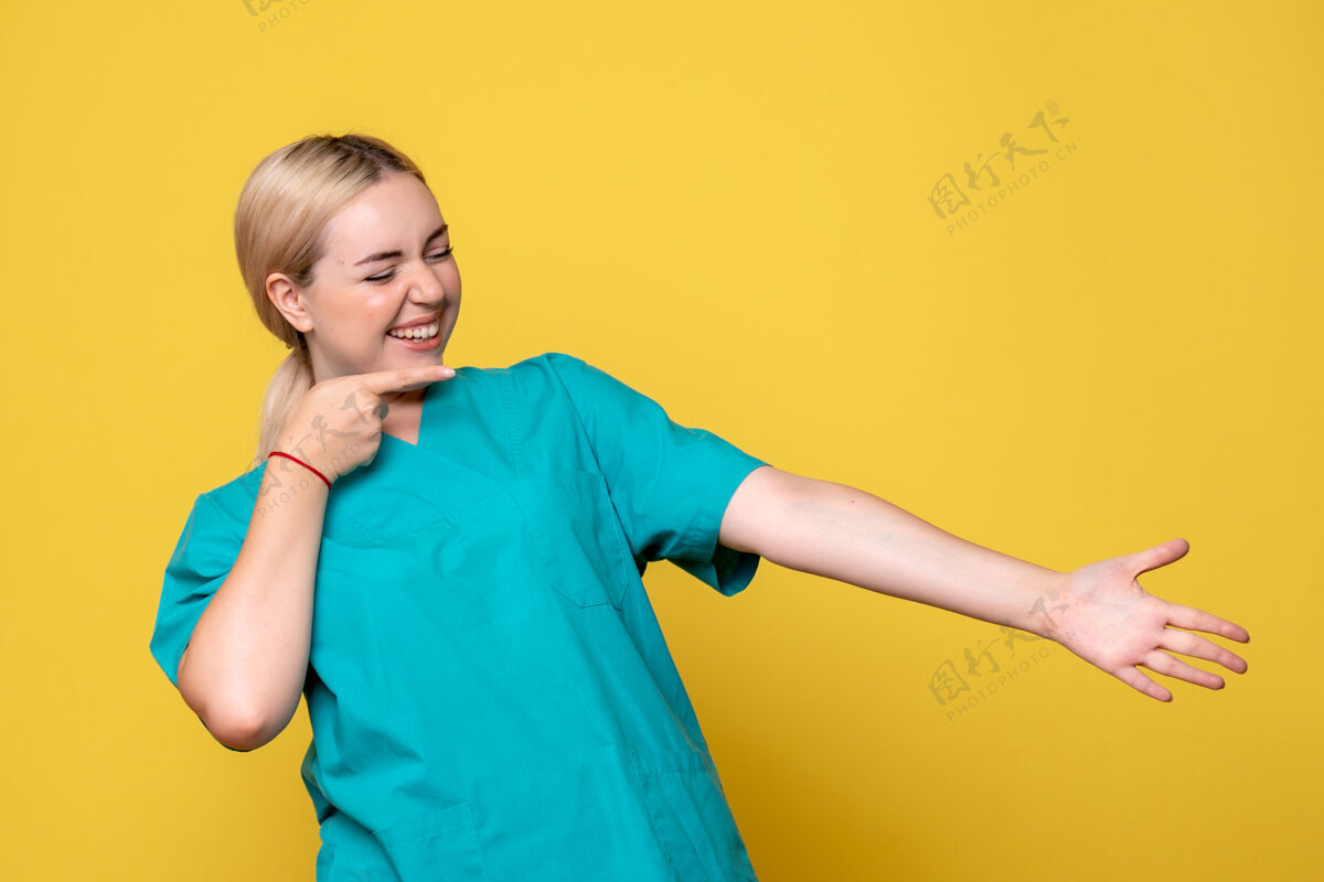 成人正面图女医生穿着医用衬衫大笑 护士医疗医院covid-19大流行情绪女性笑情绪