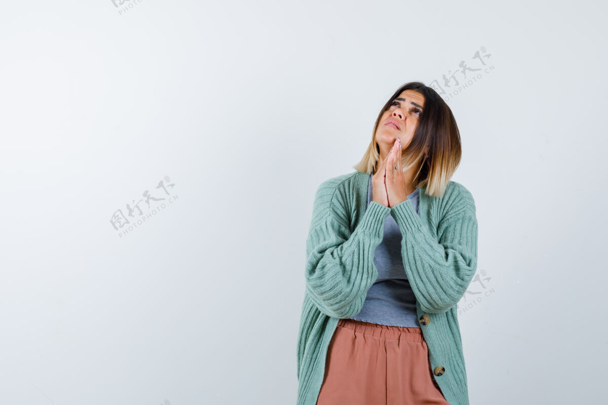 眼睛一个穿着便服的女人双手合十祈祷 看起来很无助前视图女士新闻优雅