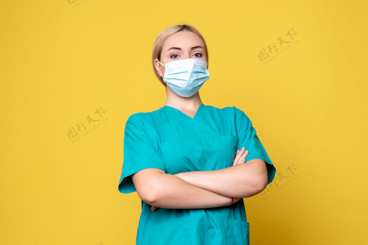 女医生前视图穿着医用衬衫和无菌口罩的女医生摆姿势 护士健康covid-19大流行医生健康护士肖像