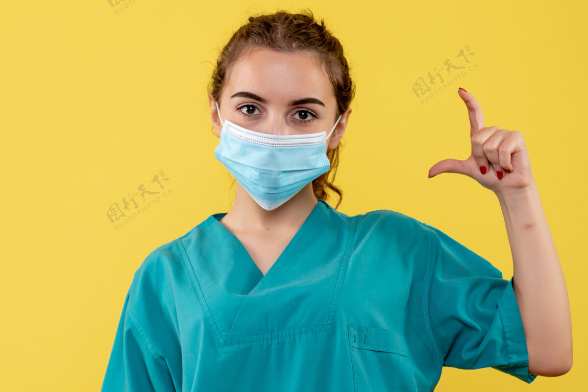 人正面图女医生穿着医用衬衫 戴着口罩 病毒大流行制服 健康色covid-19冠状病毒女性制服健康