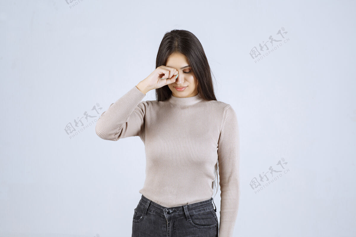 悲伤穿灰色毛衣的女孩哭了姿势人类人体模特