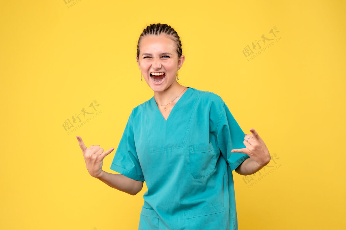 健康前视图身穿医疗衬衫的女医生 covid-19卫生院病毒护士黄色自信女性