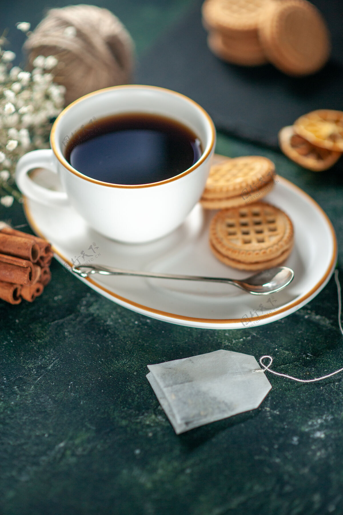 糖前视一杯茶 甜甜饼干放在黑暗的表面面包饮料仪式甜甜的早餐早餐照片糖蛋糕玻璃颜色茶杯杯子杯子