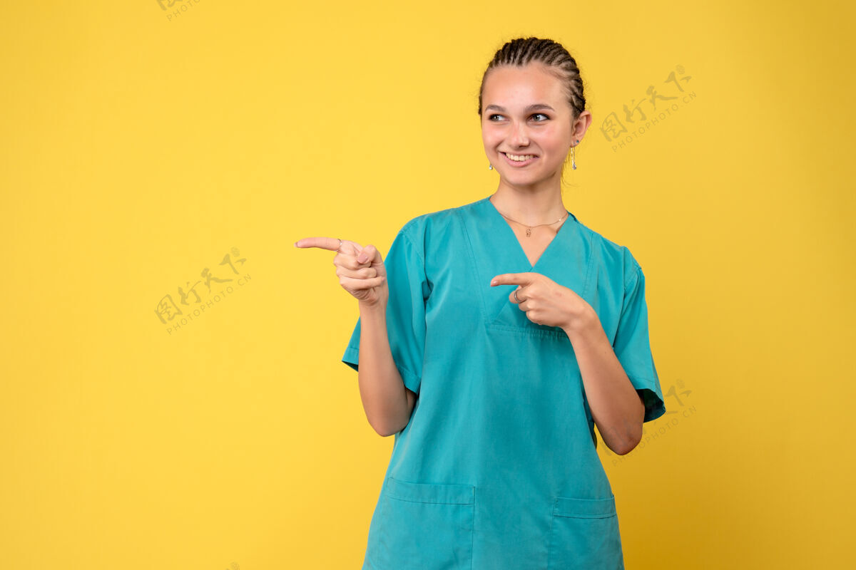 成人前视女医生穿着医用衬衫 医护人员情绪covid彩色健康护士女人肖像人