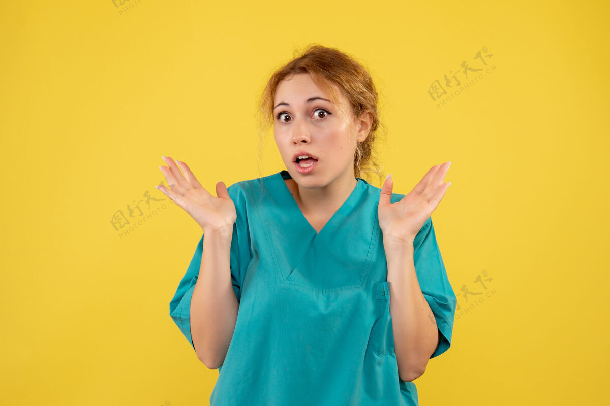 快乐前视图穿着医疗衬衫的女医生 mediccovid-19护士健康医疗颜色人人女医生