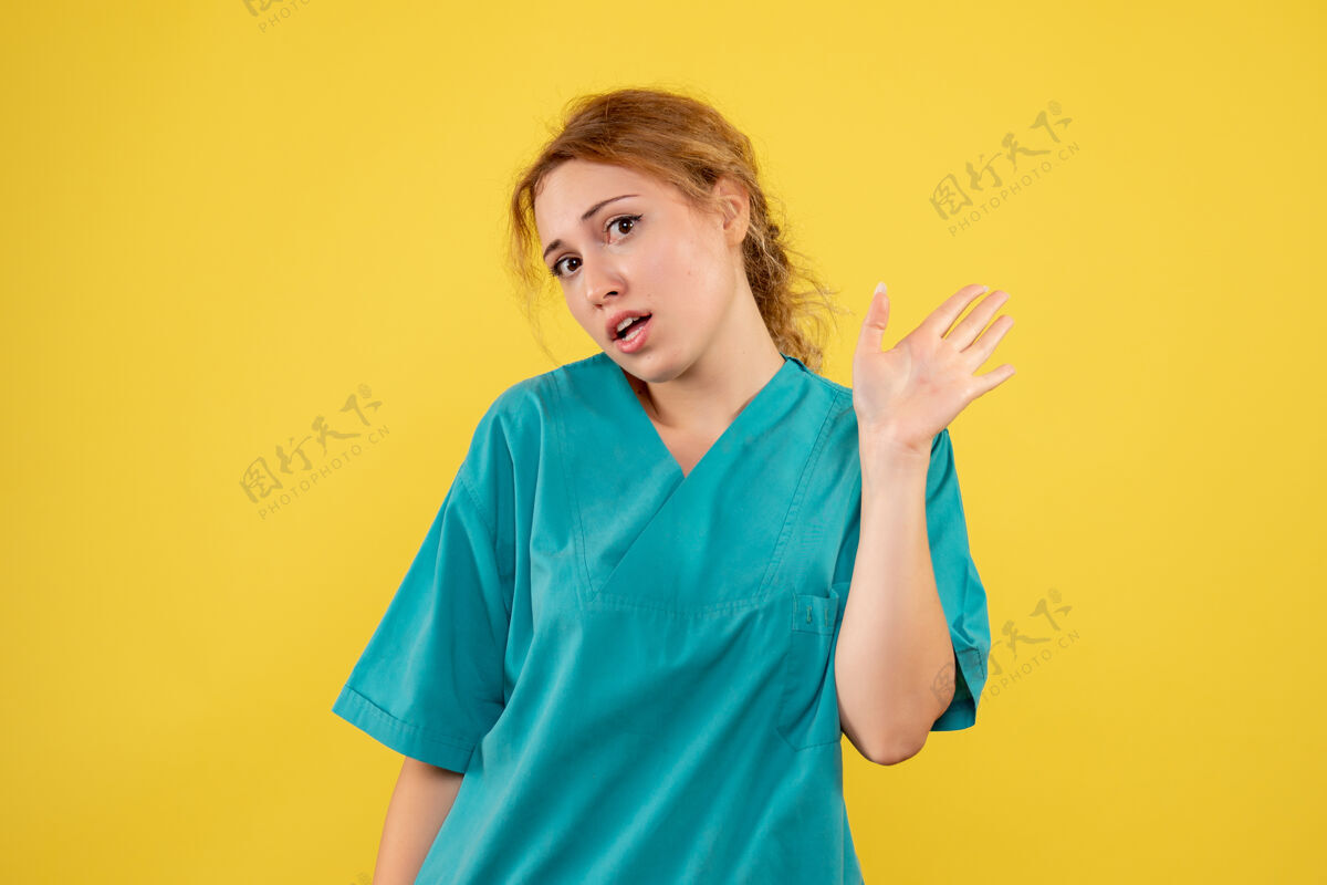 护士前视图穿着医疗衬衫的女医生 健康色医院的医护人员人女性女医生