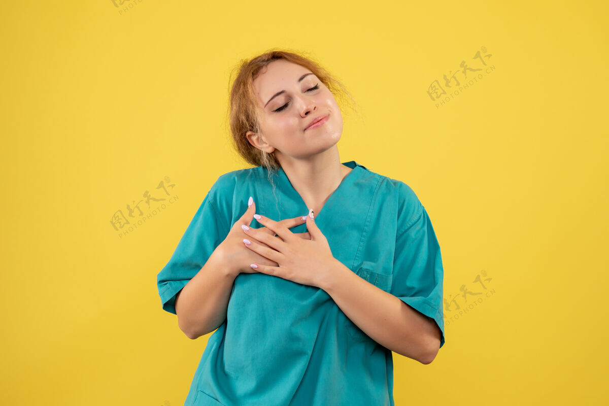 女性正面图女医生穿着医疗衬衫 健康医疗科维德医院护士的颜色健康快乐听诊器