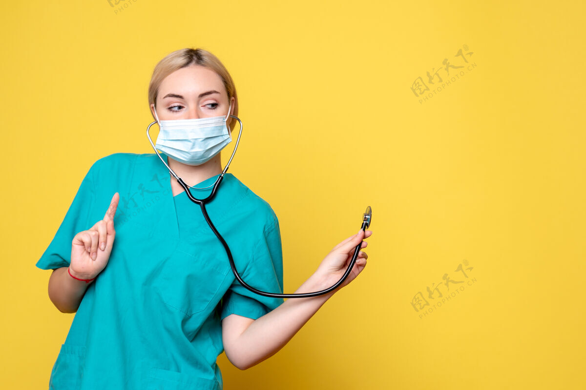 女性正面图：女医生穿着医用衬衫 戴着听诊器面罩 护士医疗科维德-19医院健康大流行医生专业人