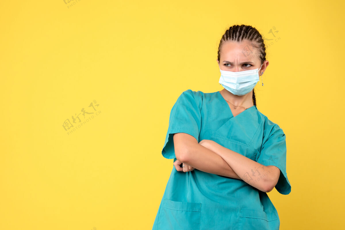 专业正面图女医生穿着医用衬衫 戴着口罩 健康护士病毒covid-19大流行色女人女性护士
