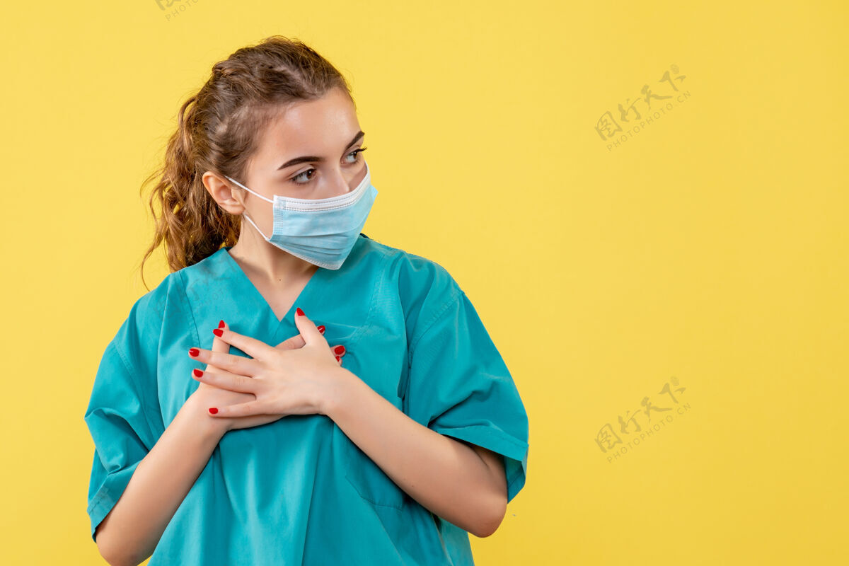 女性正面图女医生穿着医用衬衫 戴着口罩 健康制服病毒颜色医学肖像制服