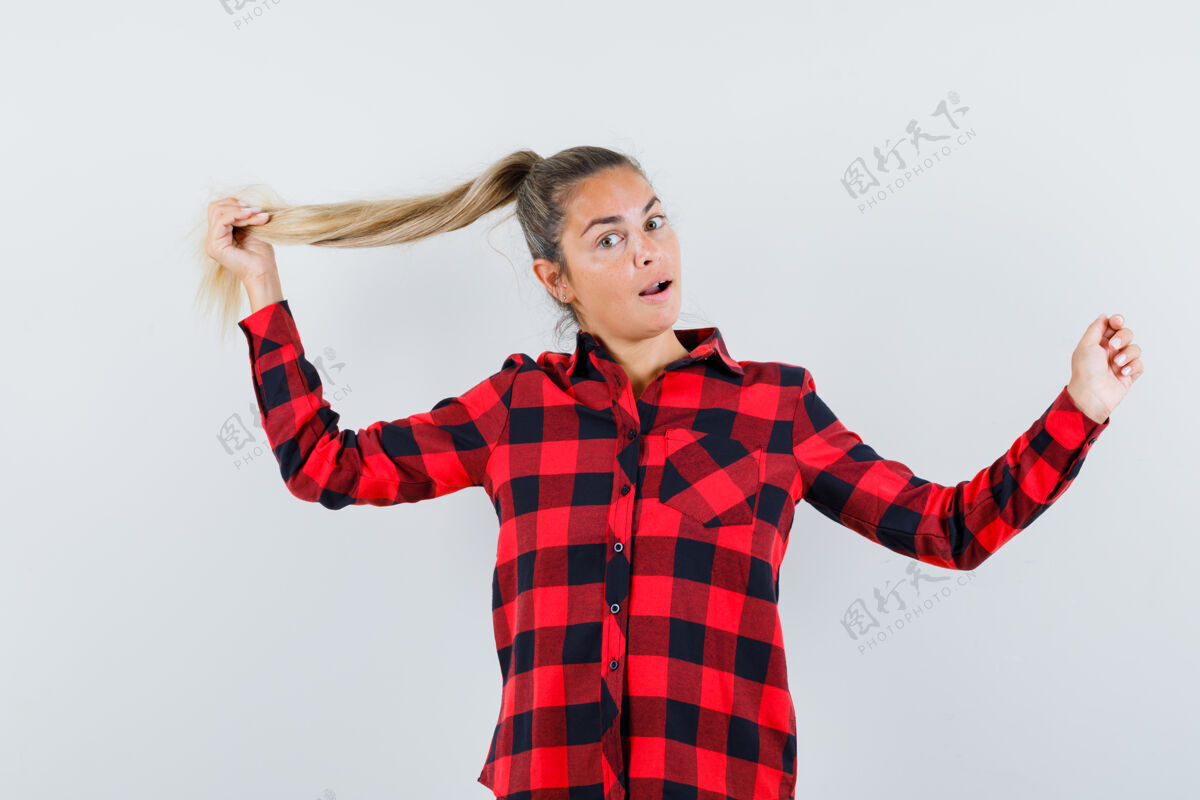人一位穿着格子衬衫的年轻女士挽着一缕头发 看上去很优雅年轻优雅人