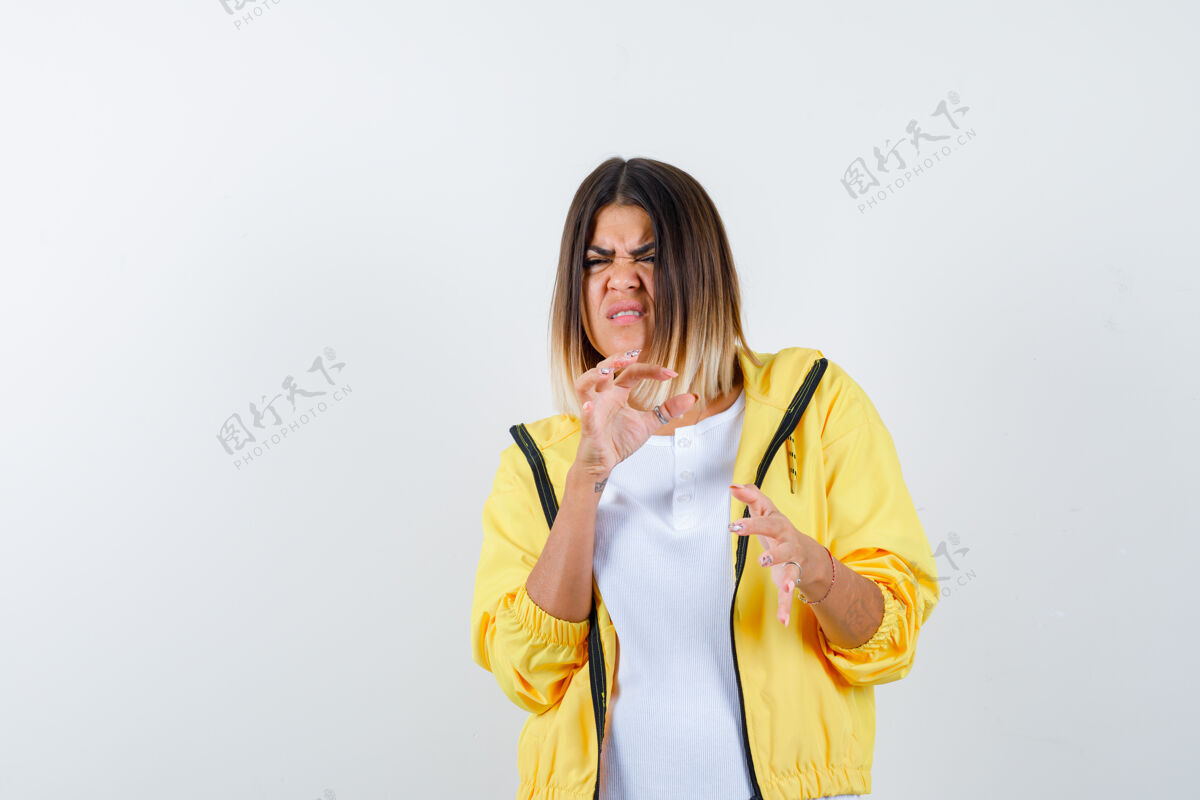 朋友女性 身穿t恤 夹克 显示小尺寸标志 正面视图欢呼时尚小