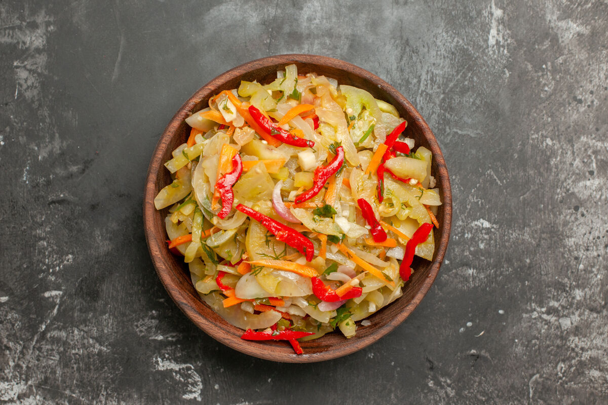 午餐桌面上的沙拉蔬菜沙拉特写镜头美食营养品西红柿