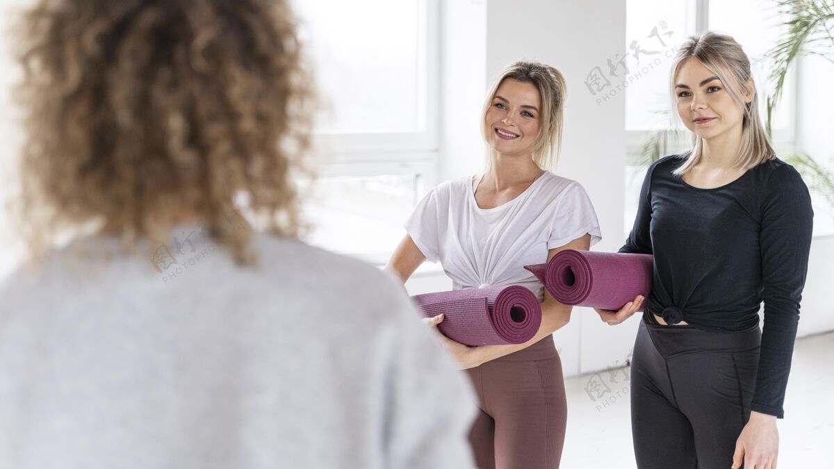 女性拿着瑜伽垫的女性特写镜头成人健身运动
