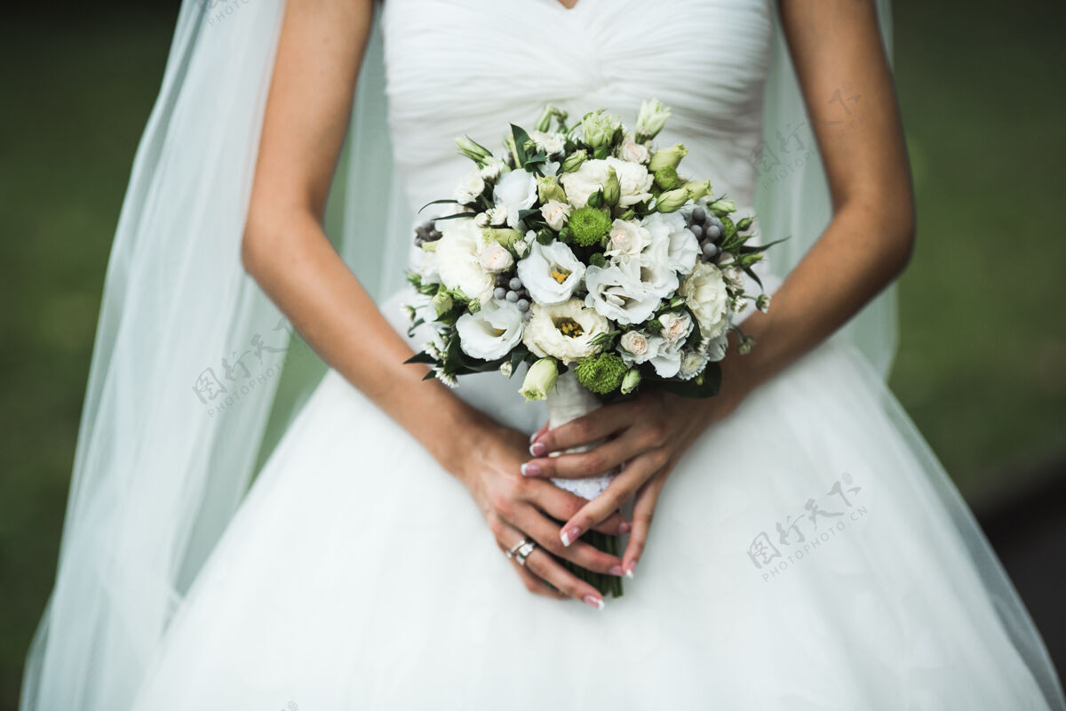 文具新娘手中的婚礼花束非常漂亮花束玫瑰单身