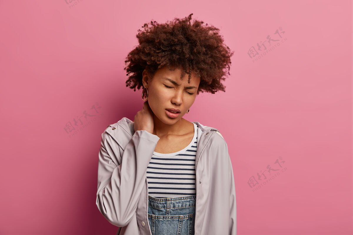 年轻真的很不开心的女人带着非洲发型 摸着脖子 忍受着痛苦厌食压力颈部
