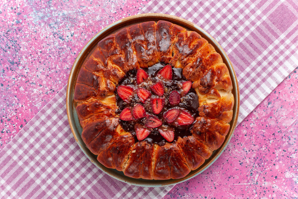 圆的俯瞰美味的草莓馅饼圆形水果蛋糕上的粉红色水果味巧克力草莓