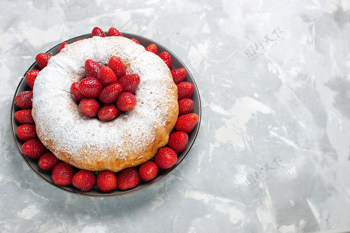 圆的白糖草莓蛋糕的正面图蛋糕美味盘子