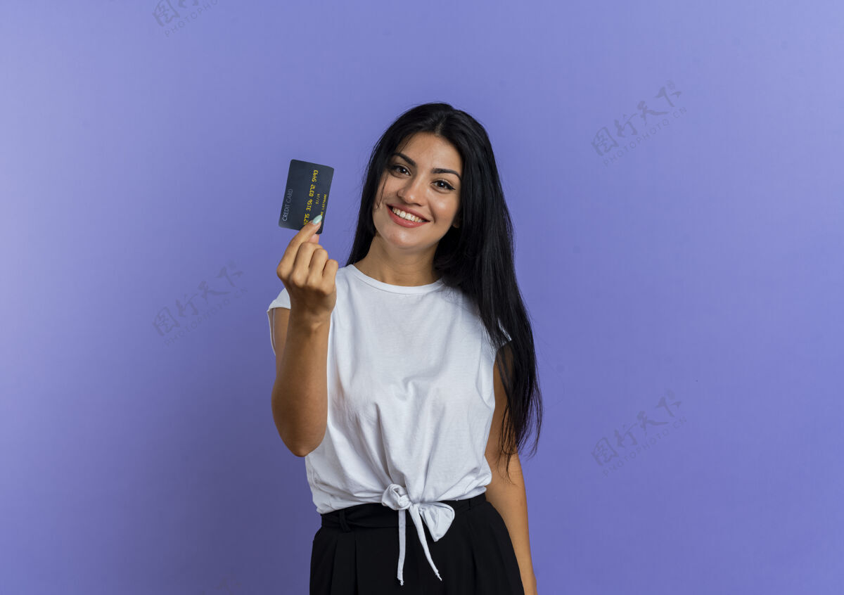 微笑笑容可掬的高加索少女拿着信用卡复制紫色信用