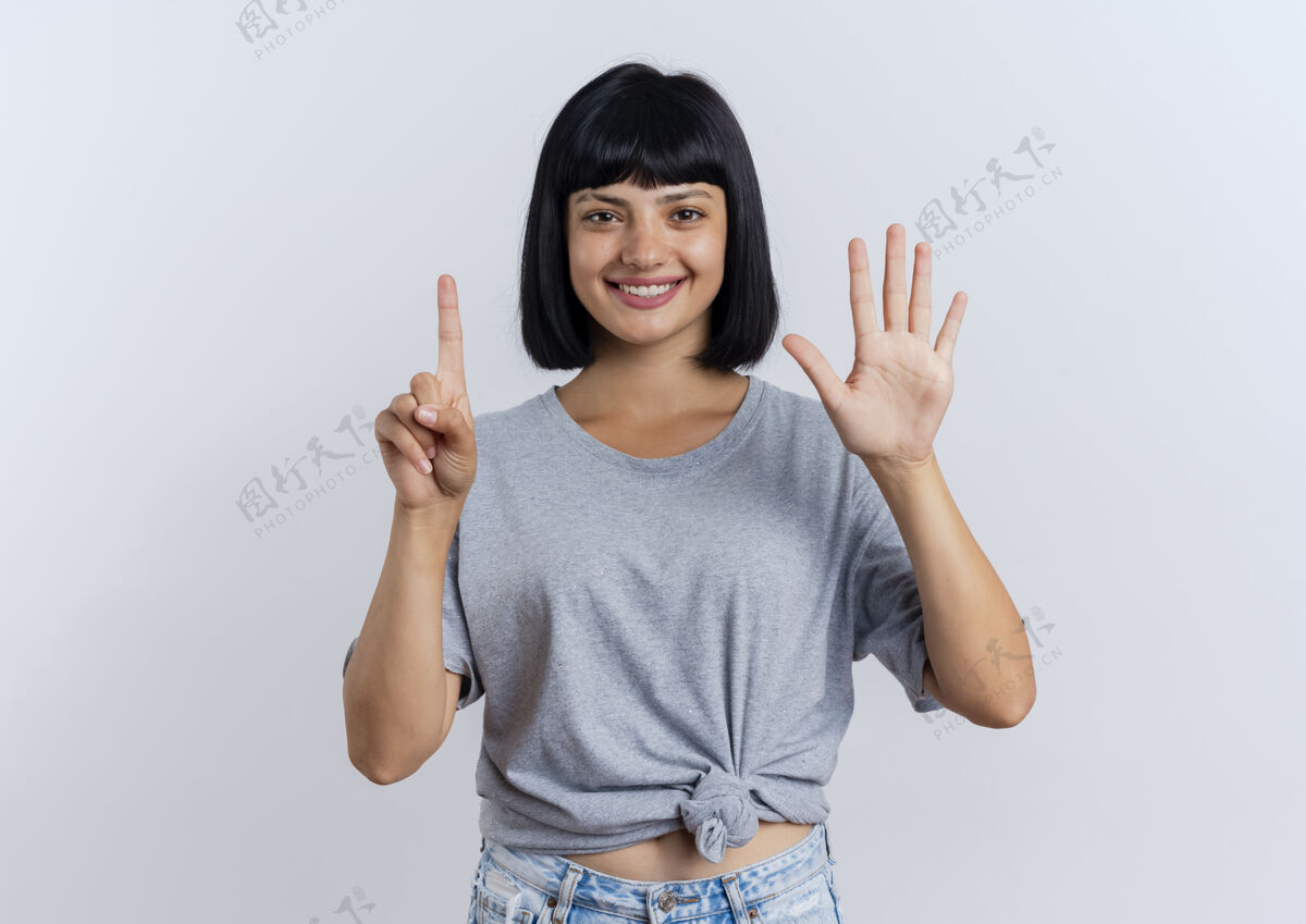 复制年轻的黑发白人女孩微笑着用六个手指做手势六年轻手势