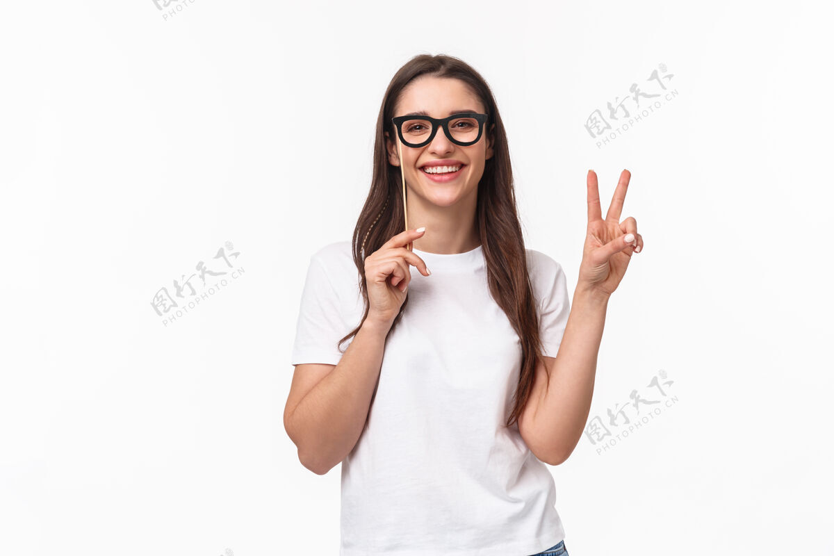 时尚戴着眼镜面具的年轻女子微笑年轻快乐