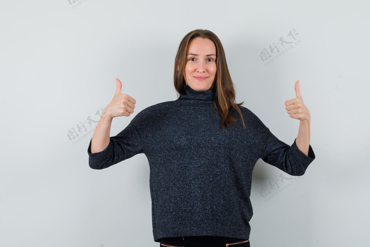 拇指穿衬衫的年轻女士竖起大拇指 看起来很自信成人快乐肖像