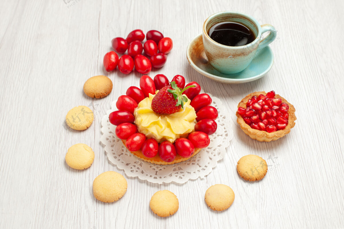 茶杯前视图一杯茶 配饼干奶油蛋糕和水果 白色桌面茶甜点蛋糕早餐新鲜正餐