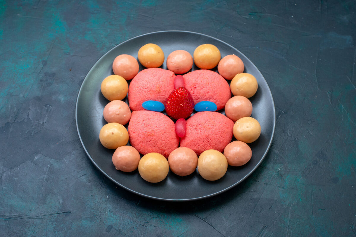 鸡蛋在黑暗的桌子上看到粉红色的姜饼和糖果深色糖果姜饼