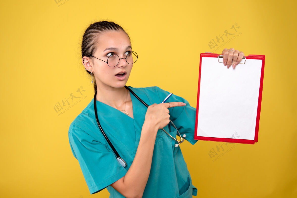 剪贴板正面图女医生拿着医用剪贴板和笔 彩色护士医院情感covid-19健康女颜色黄色