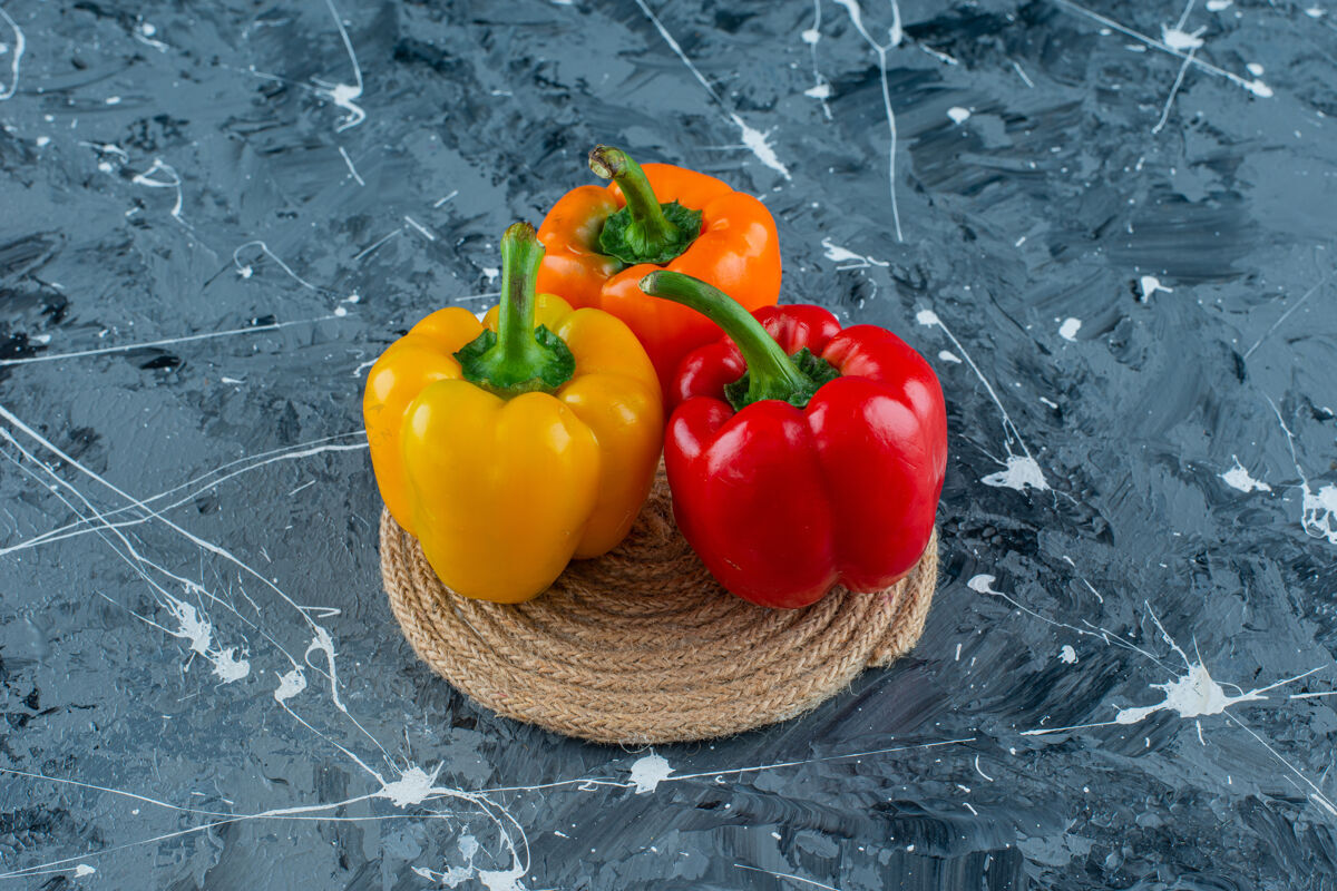 健康甜椒放在三角架上 大理石背景上美味营养蔬菜