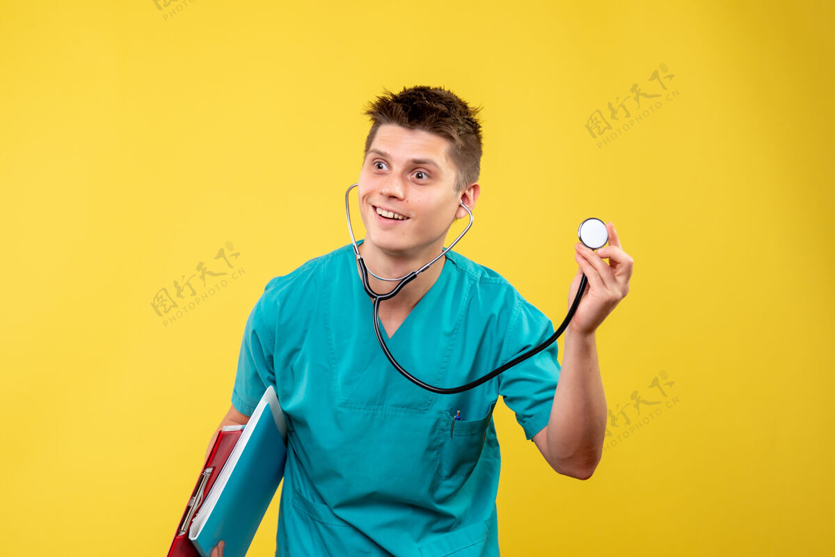 医院黄色墙上的男医生穿着医疗服 带分析和听诊器健康医疗正面