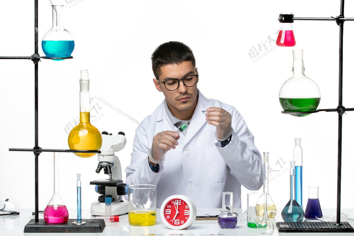 医学前视图穿着白色医疗服的男性化学家在白色背景病毒科学冠状病毒-大流行实验室工作医生西装解决方案