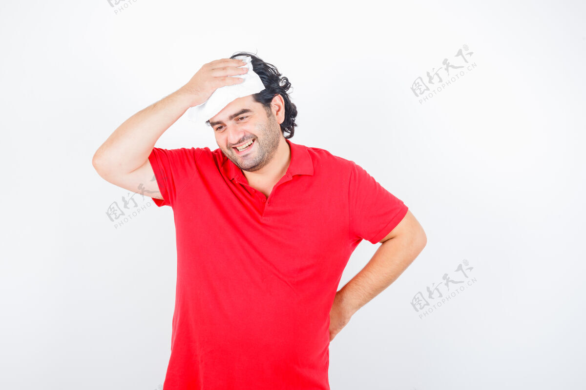 微笑中年男子头戴餐巾 手放在臀部 穿着红色t恤 看上去很开心 正面照三十欢呼男人