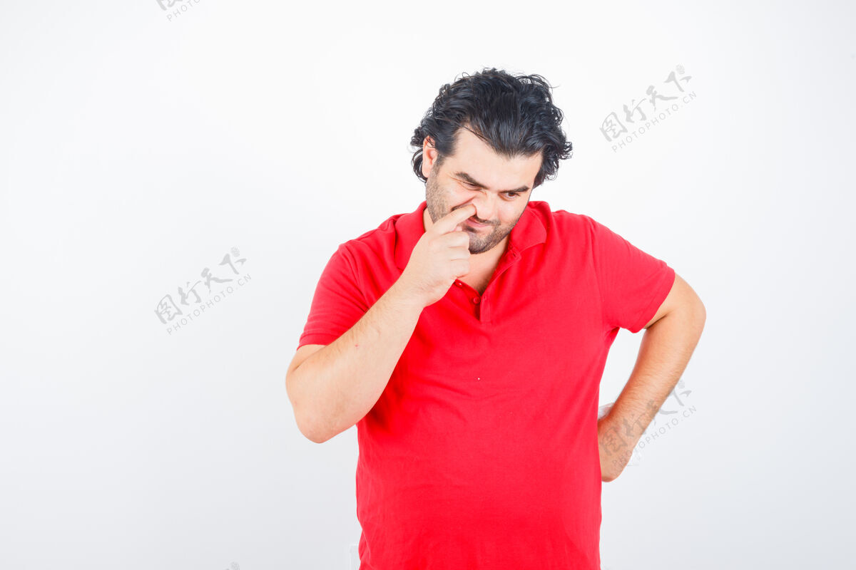 男人中年男子穿着红色t恤戳着鼻子 神情若有所思 正面照40多岁专业思想