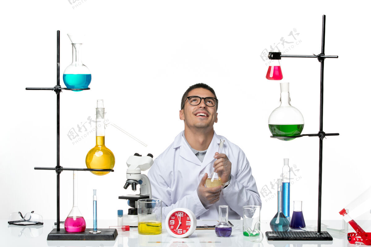 专业人员正面图身着白色医疗服的男性化学家在白色背景下微笑着工作病毒科学covid实验室大流行病毒科学医学