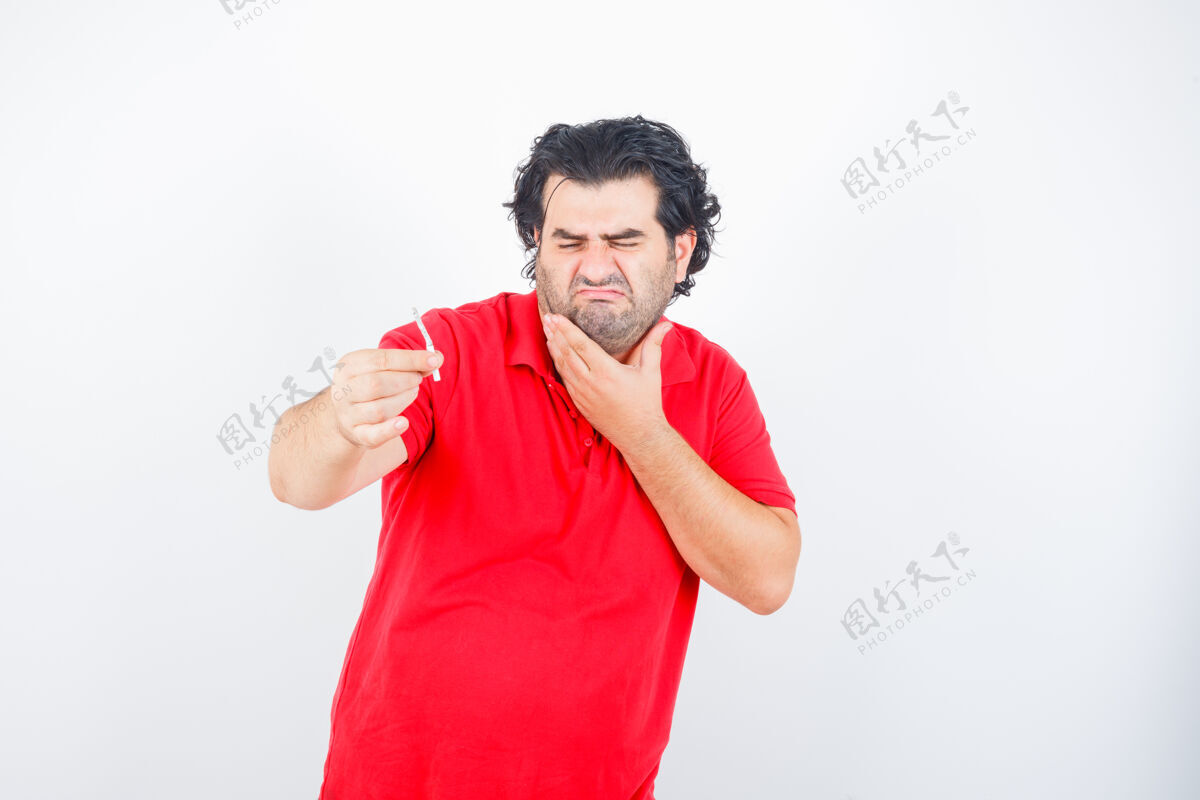 不安穿着红色t恤的帅哥手里拿着烟 手放在脖子上 做鬼脸 神情不悦 前视图商业人物胡须