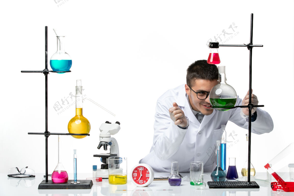 实验室外壳前视图穿着白色医疗服的男性化学家正在处理一个白色背景的病毒科学病毒-实验室大流行的解决方案烧杯实验室医学