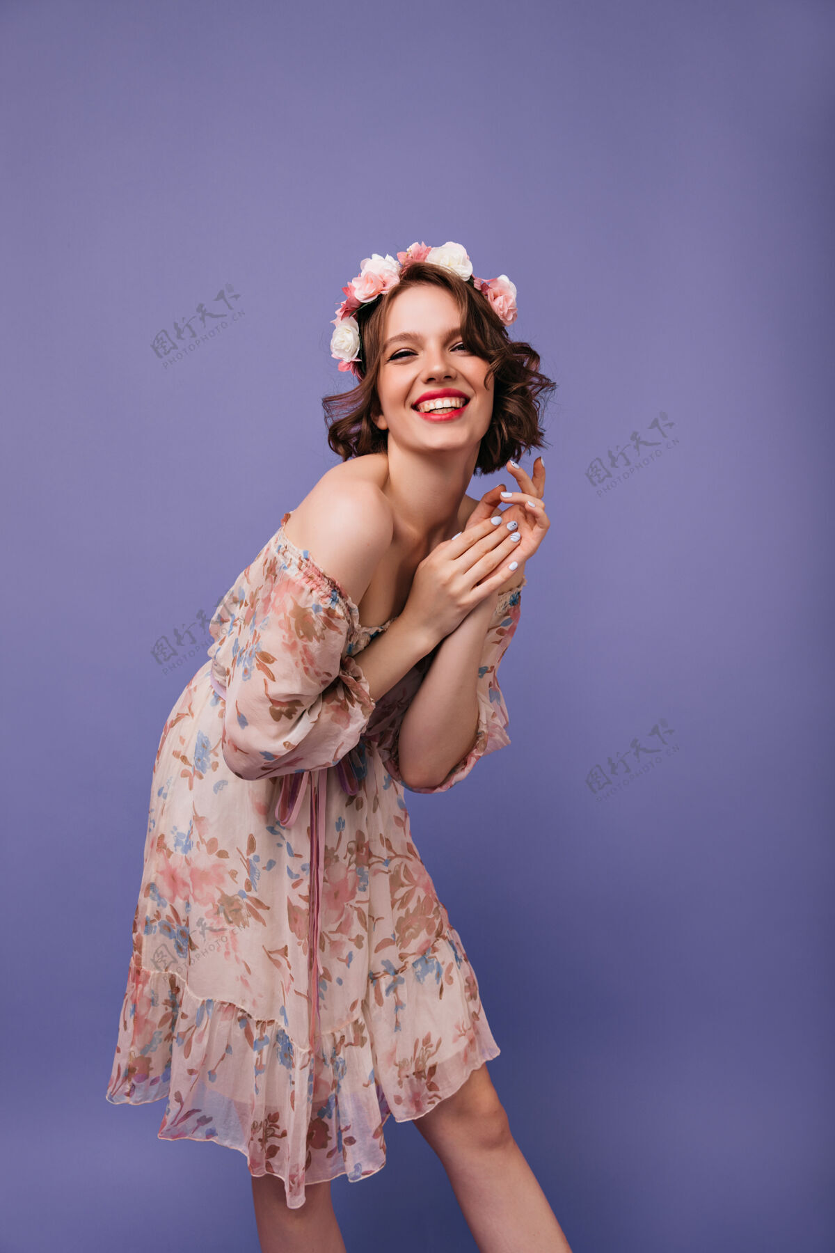 欧洲微笑着的可爱女孩 头上戴着玫瑰可爱的欧洲女士 穿着夏天的裙子跳舞华丽花圈紫色