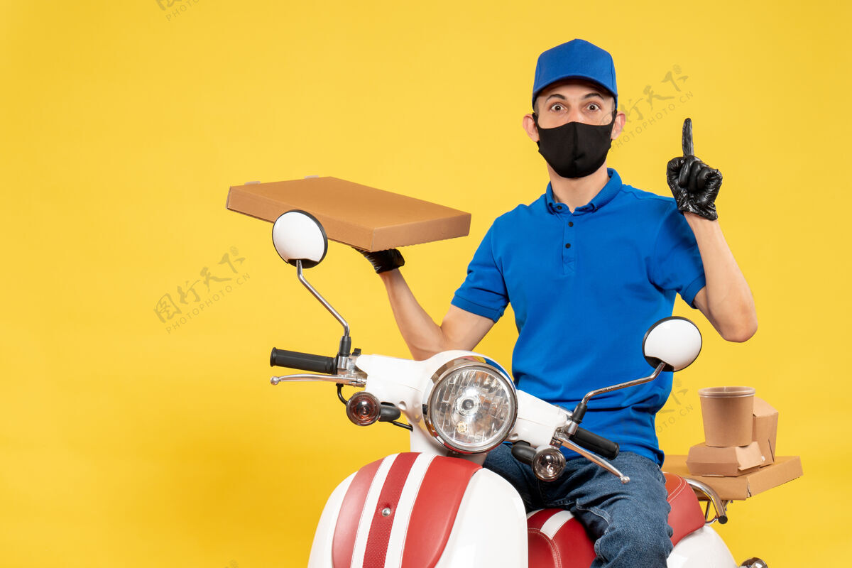 病毒正面图身穿蓝色制服的男信使拿着食品盒 骑着黄色病毒大流行病毒-送货工作自行车流行病车辆蓝色