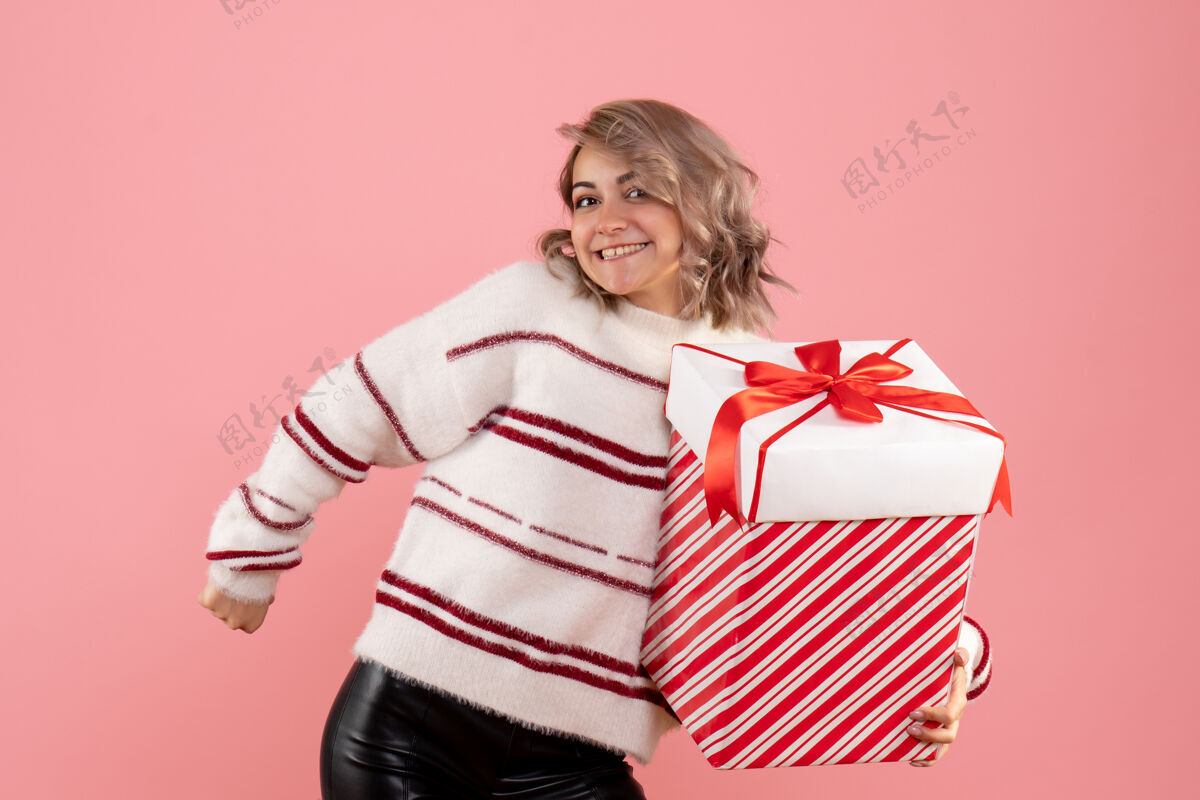 成人前视图年轻女性与圣诞节礼物肖像礼物颜色