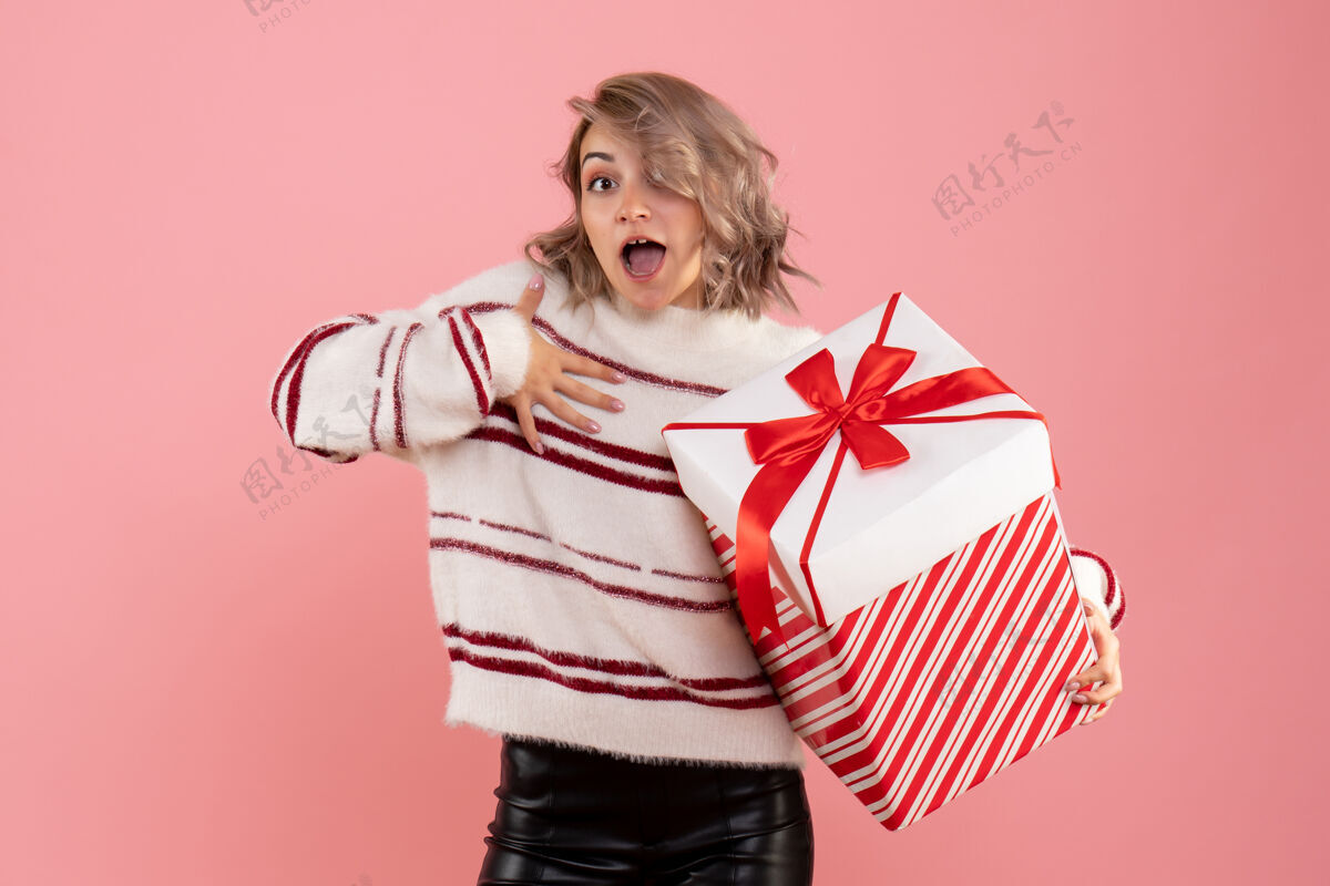 人前视图年轻女性与圣诞节礼物粉色礼物情感