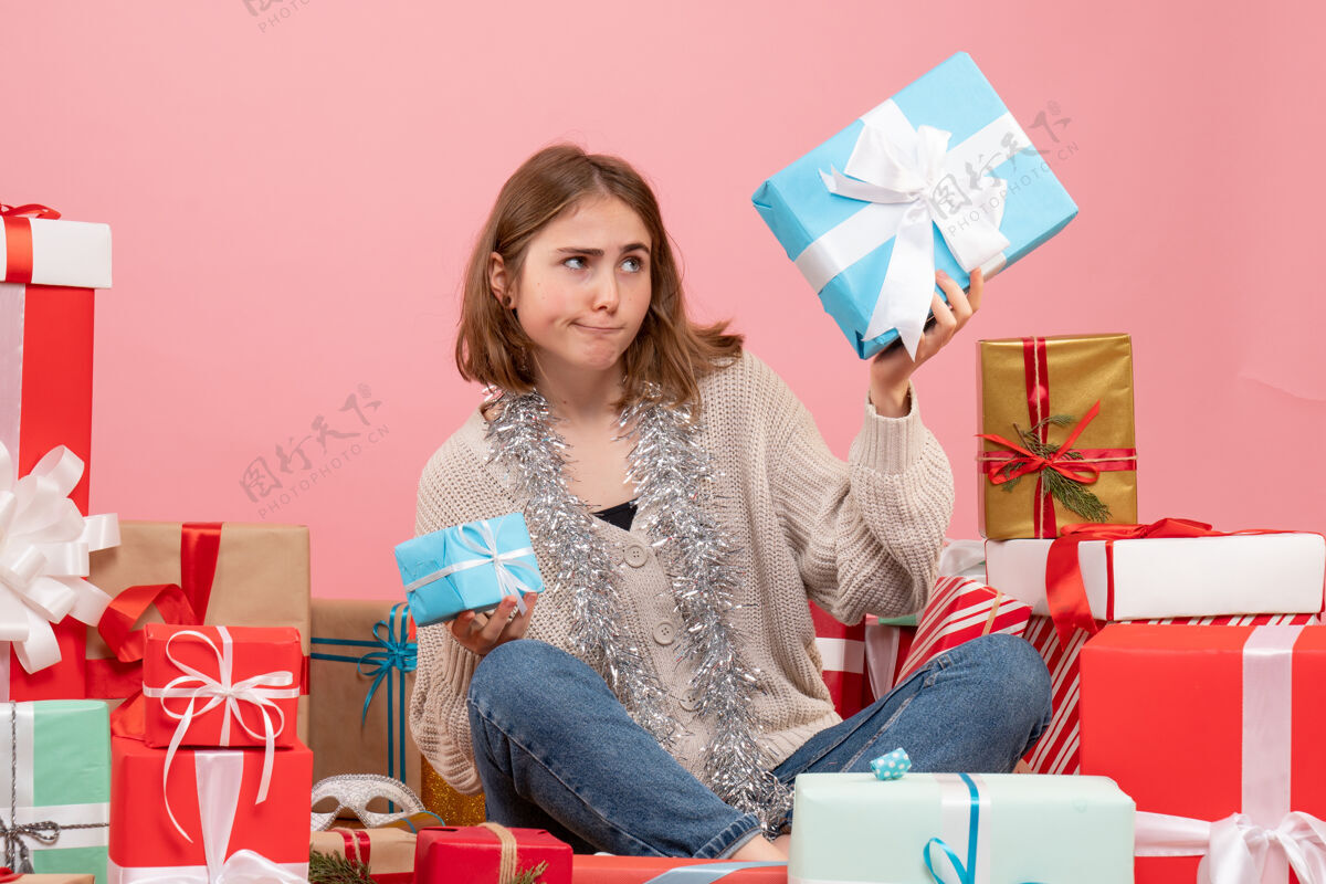 礼物前视图年轻女性围坐在不同的圣诞礼物导演漂亮粉色