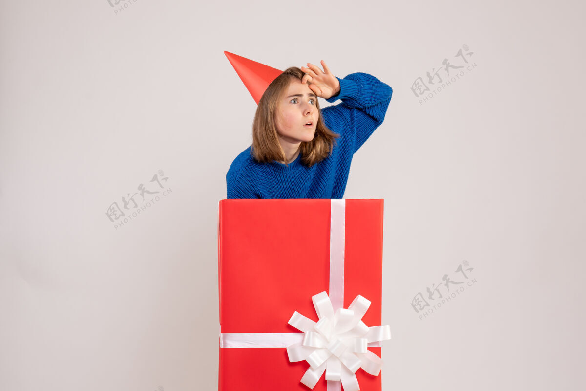 丝带正面图红色礼品盒内的年轻女性生日红色3d