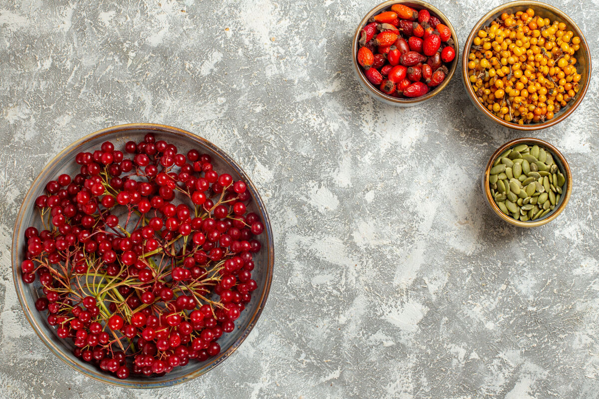 蔓越莓顶视图新鲜的红色小红莓和其他水果的白色背景食品新鲜背景
