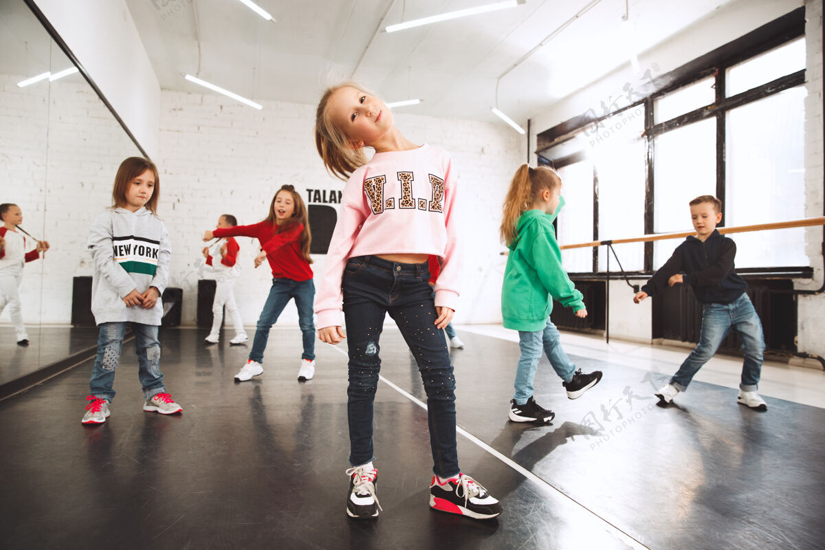 背景舞蹈学校的孩子芭蕾舞 嘻哈 街头 时髦和现代舞蹈演员在工作室背景下白天人欢乐