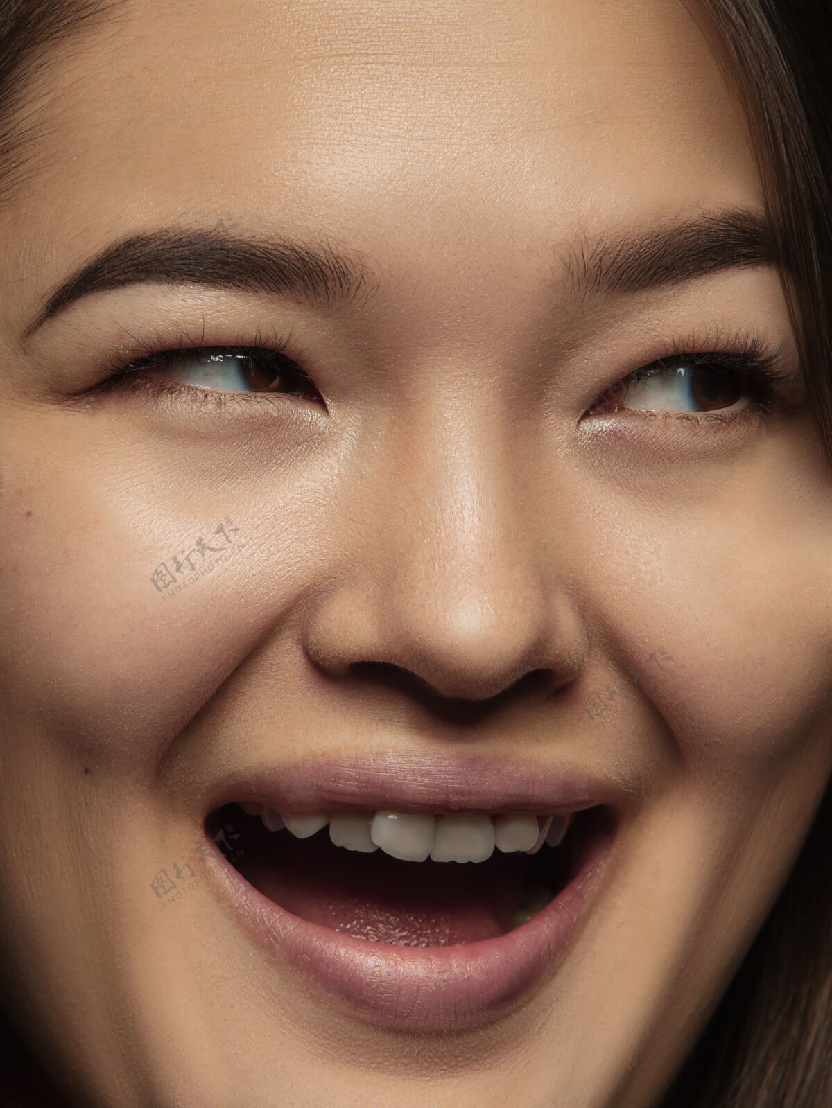 脸年轻而感性的中国女人的特写肖像女性模特的高细节照片 保持良好的皮肤和明亮的面部表情人类情感的概念微笑 快乐休闲时尚头