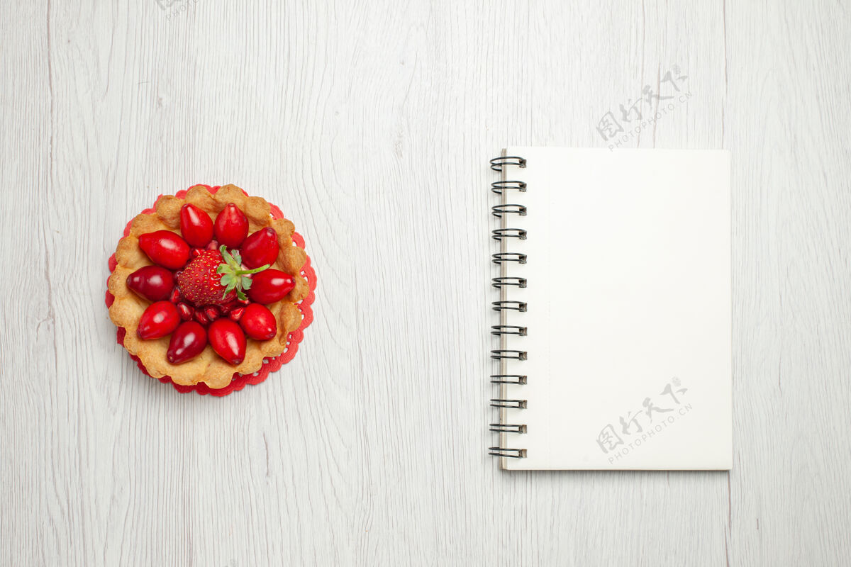 成熟白色桌面上有美味的水果蛋糕饮食健康桌子