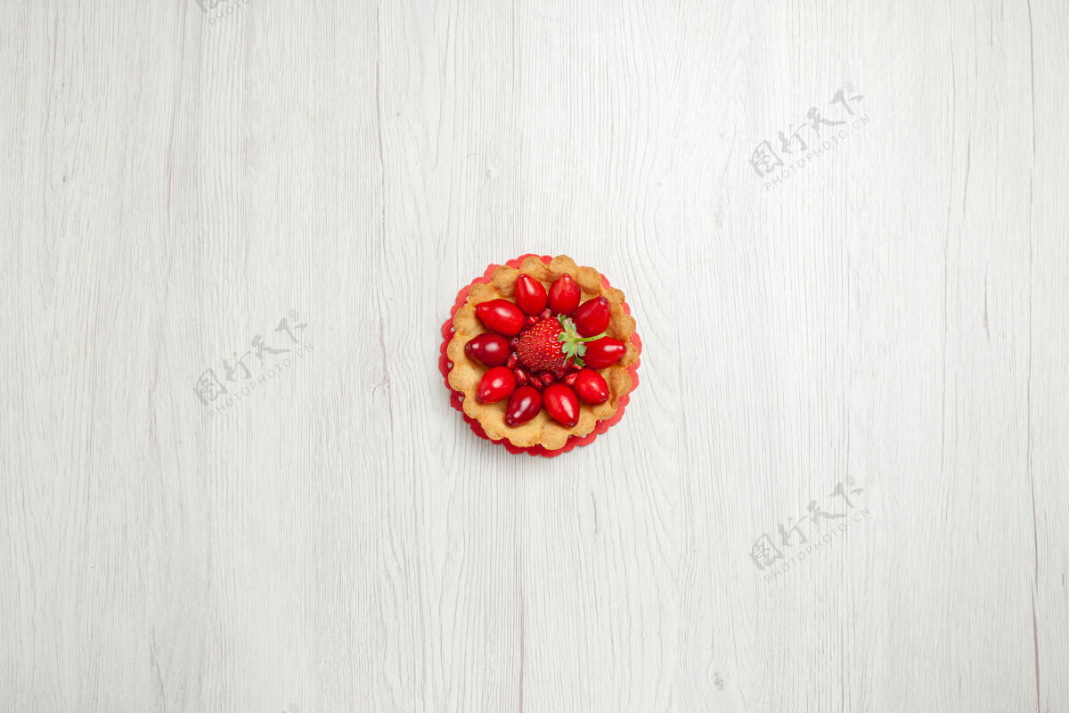 草莓在白色的桌子上俯瞰美味的水果蛋糕可食用水果美味蛋糕
