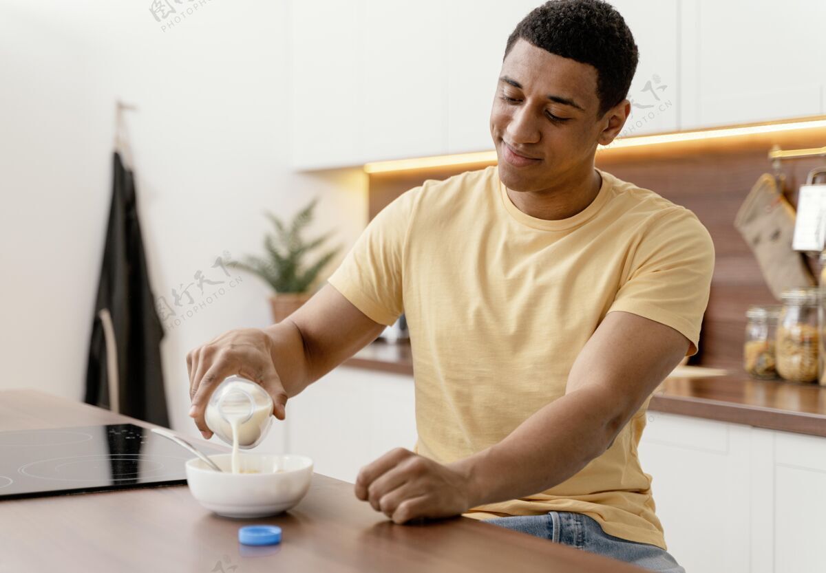 牛奶画像人在家往碗里倒牛奶食物男性年轻
