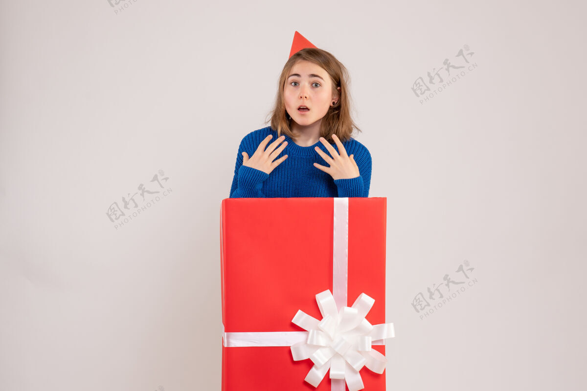 红色正面图红色礼品盒内的年轻女性举行年丝带